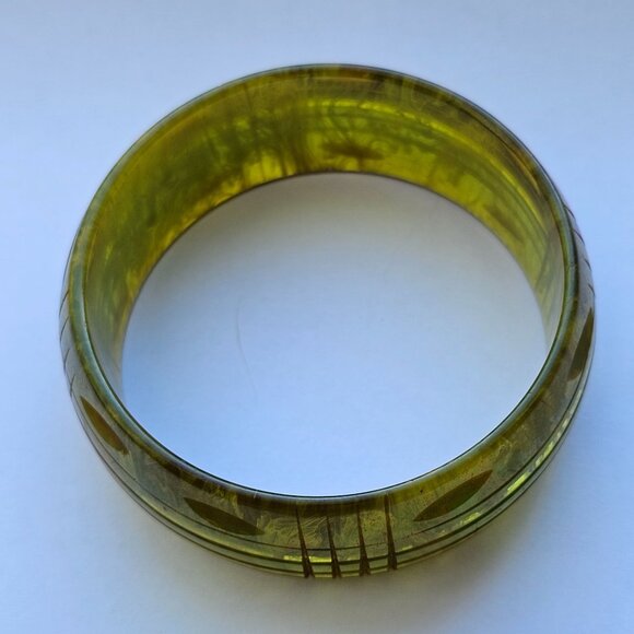 Vintage Bakelite Apple Juice Carved Bracelet Bangle Small Size - Picture 5 of 16